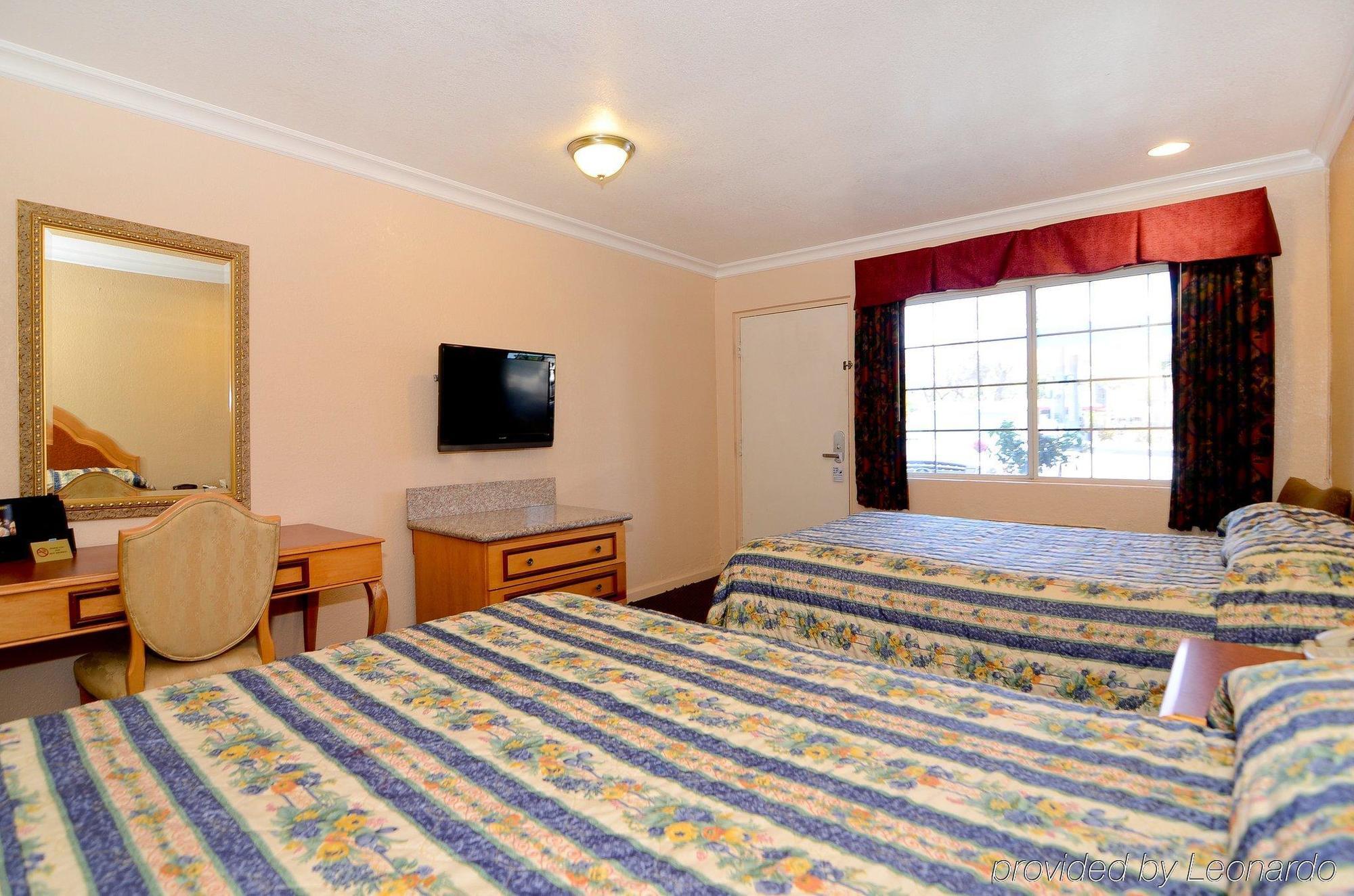 Americas Best Value Inn Corona Cameră foto